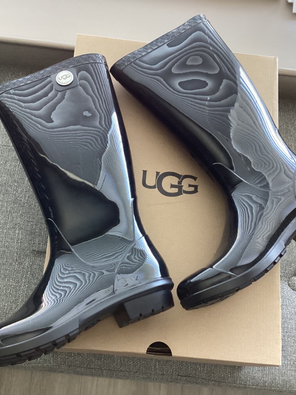 UGG® Shaye Rain Boot (Women) 7M - Picture 6 of 11